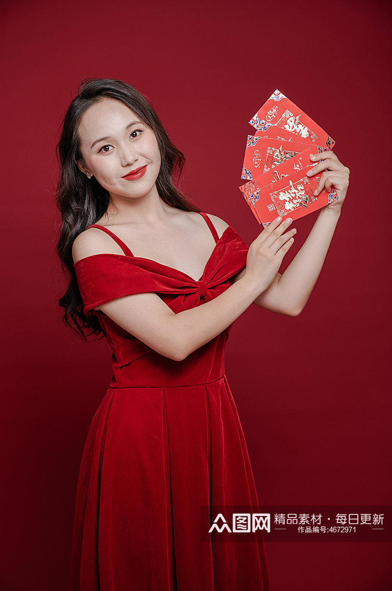 喜庆红裙女生新年红包购物人物摄影图素材