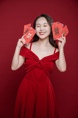 喜庆红裙女生新年春节红包购物人物摄影图