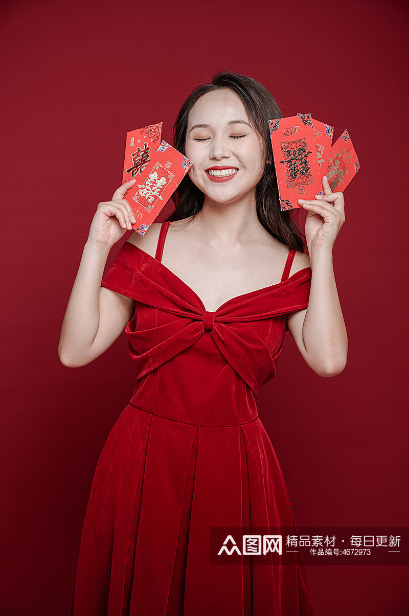 喜庆红裙女生新年春节红包购物人物摄影图素材