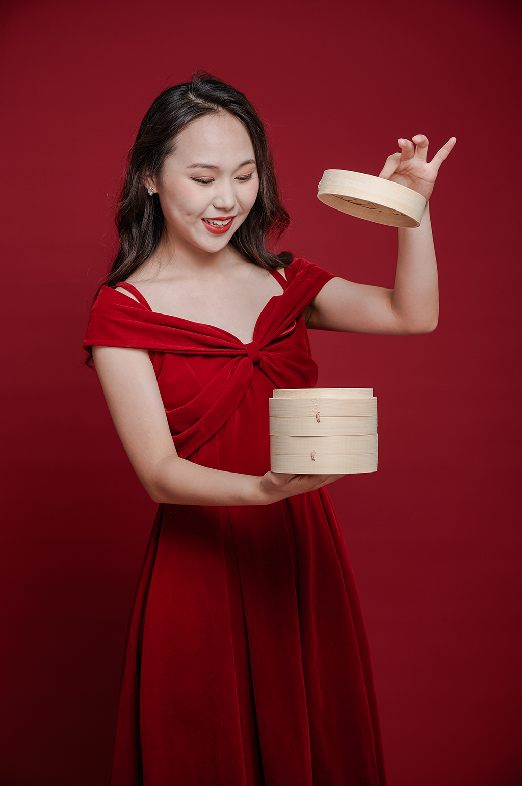 喜庆红裙女生新年礼传统美食购物人物摄影图素材
