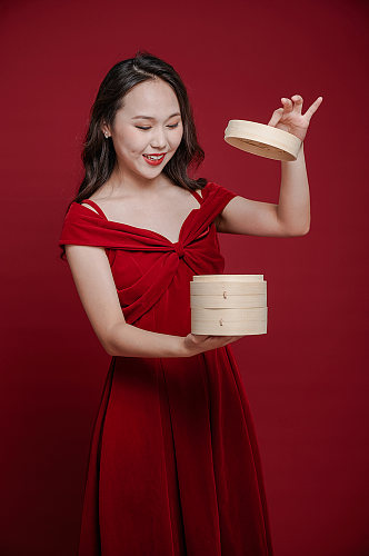 喜庆红裙女生新年礼传统美食购物人物摄影图