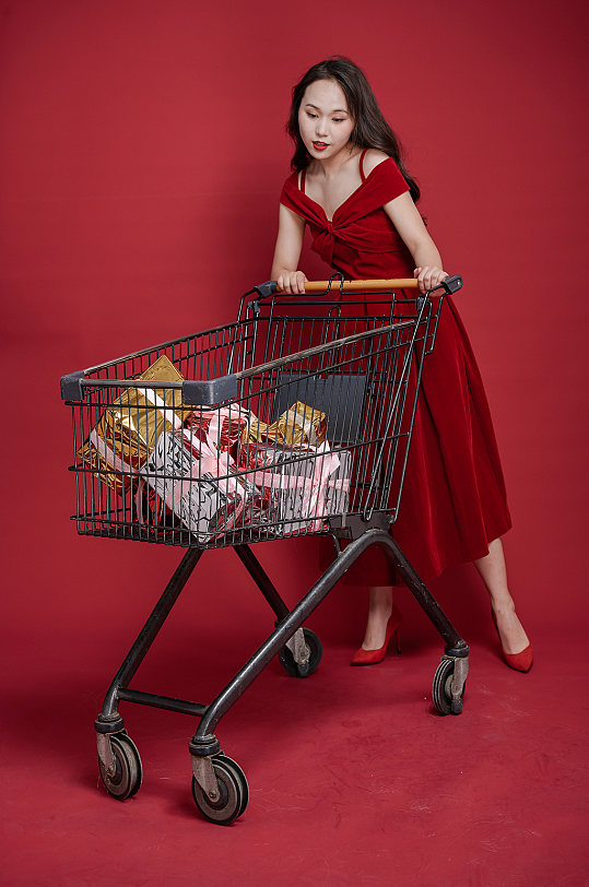 喜庆红裙女生新年礼物盒购物人物摄影图