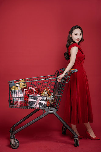 喜庆红裙女生站姿新年礼物盒购物人物摄影图