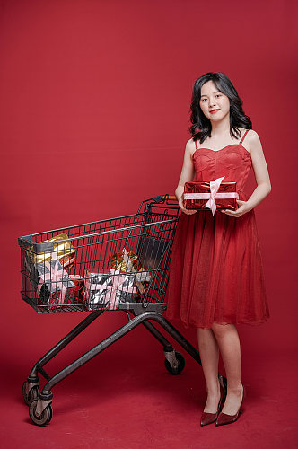 喜庆红裙女生新年年货宣传购物人物摄影图