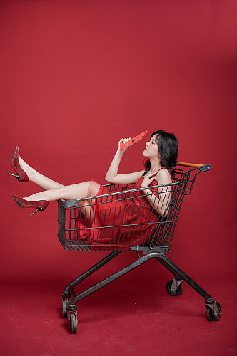 喜庆红裙女生新年年货宣传购物人物摄影图