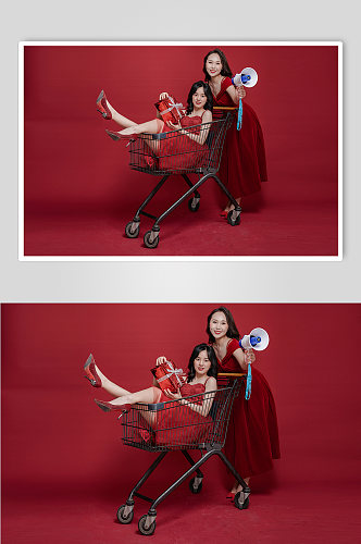 喜庆红裙女生双人超市购物车购物人物摄影图