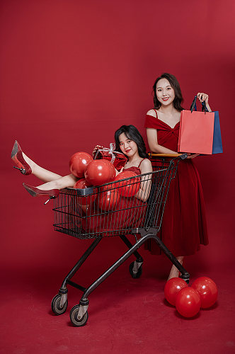 喜庆气球红裙女生双人购物人物摄影图照片