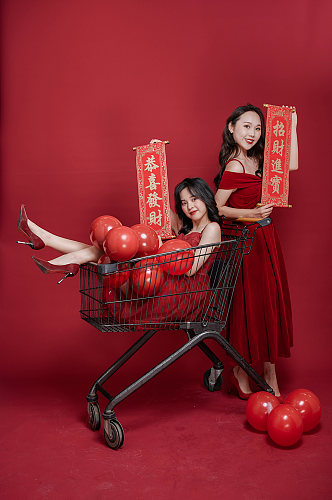 喜庆对联红裙女生双人购物人物摄影图照片