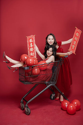 喜庆对联红裙女生双人购物人物摄影图照片