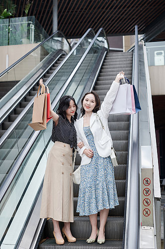 手持购物袋女生商场宣传购物人物摄影图