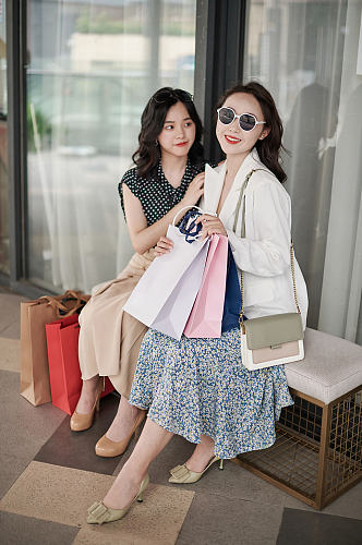 职业女性双人商业街逛街购物人物摄影图
