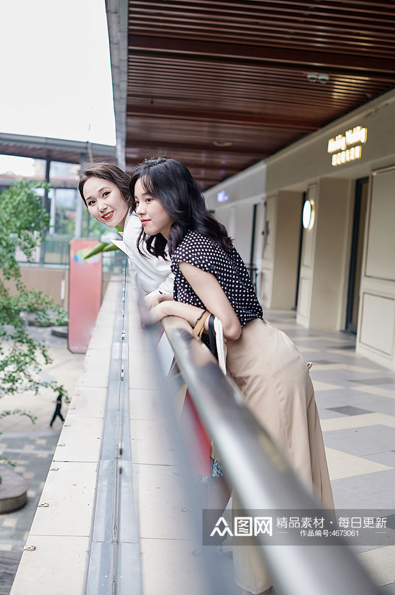 碎花裙女生双人服装店逛街购物人物摄影图素材