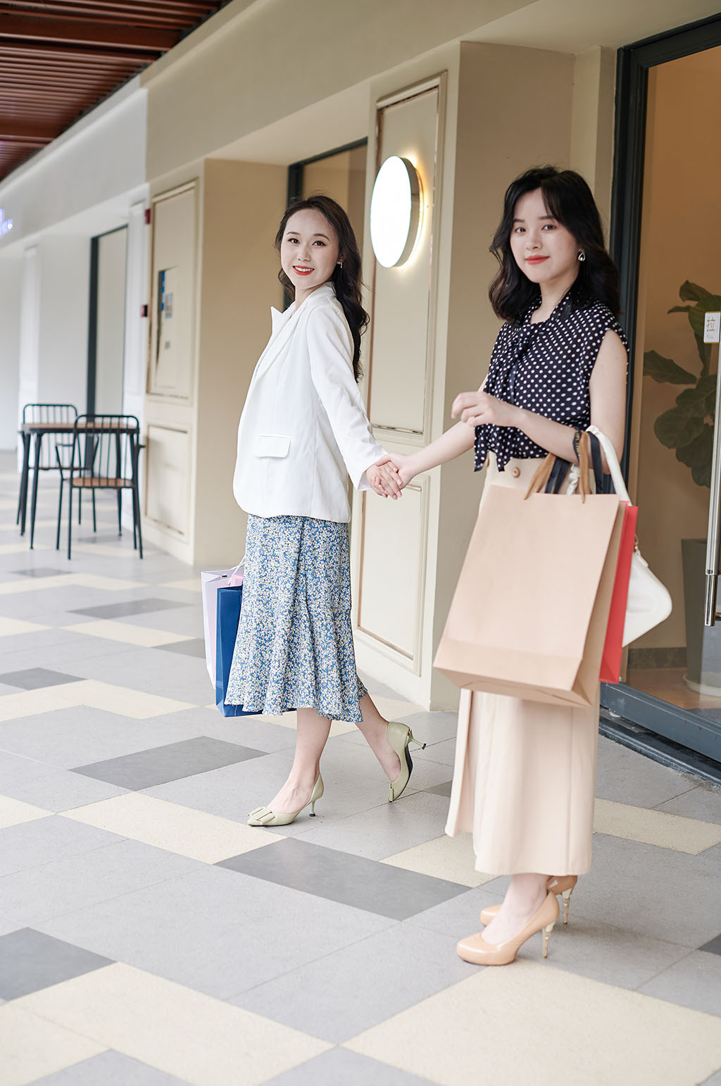 碎花裙女生双人服装店逛街购物人物摄影图素材