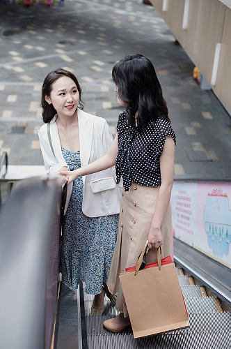 职业女性商业街活动购物人物摄影图