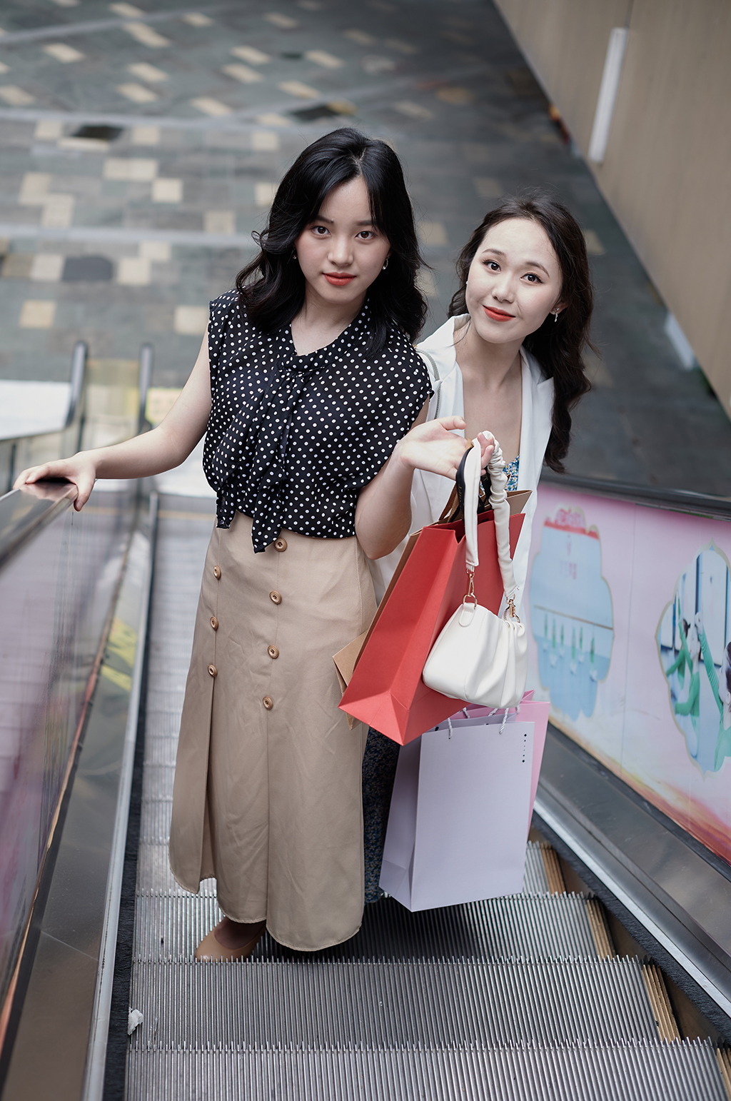 原创碎花裙美女服装店逛街购物人物摄影图客片贴图素材