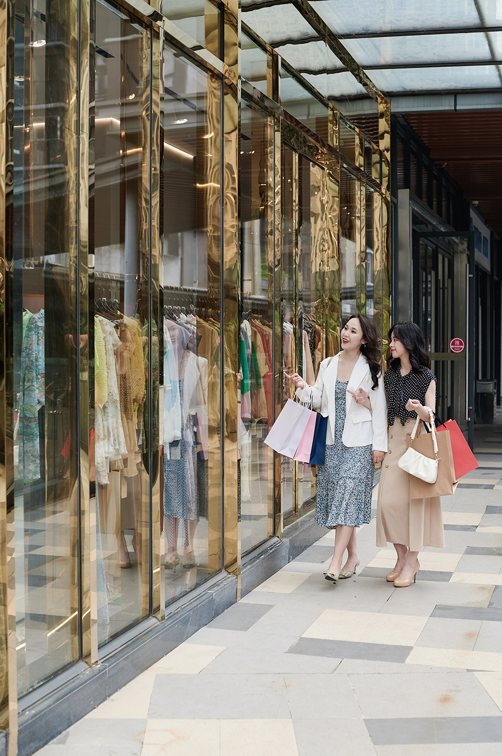 原创碎花裙美女服装店逛街购物人物摄影图客片贴图素材