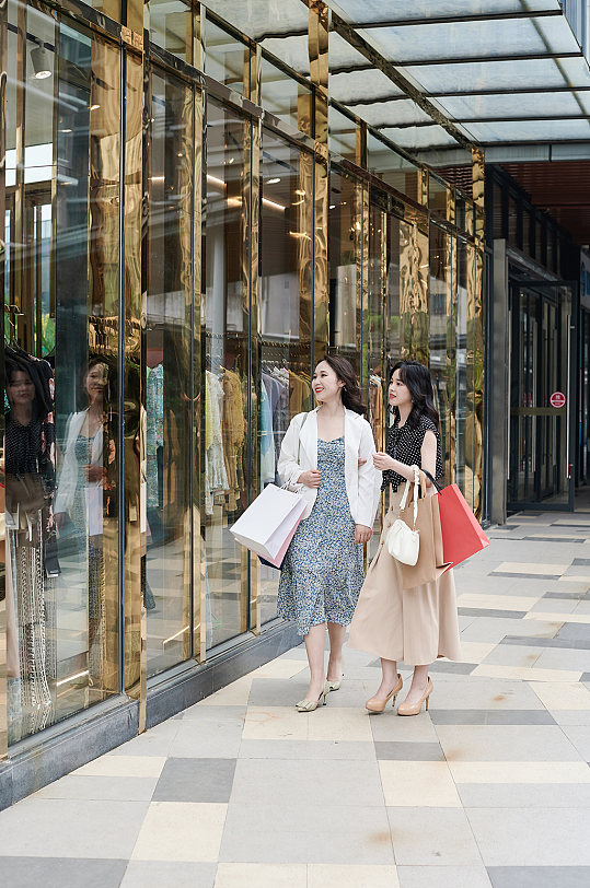 碎花裙美女服装店逛街购物人物摄影图照片