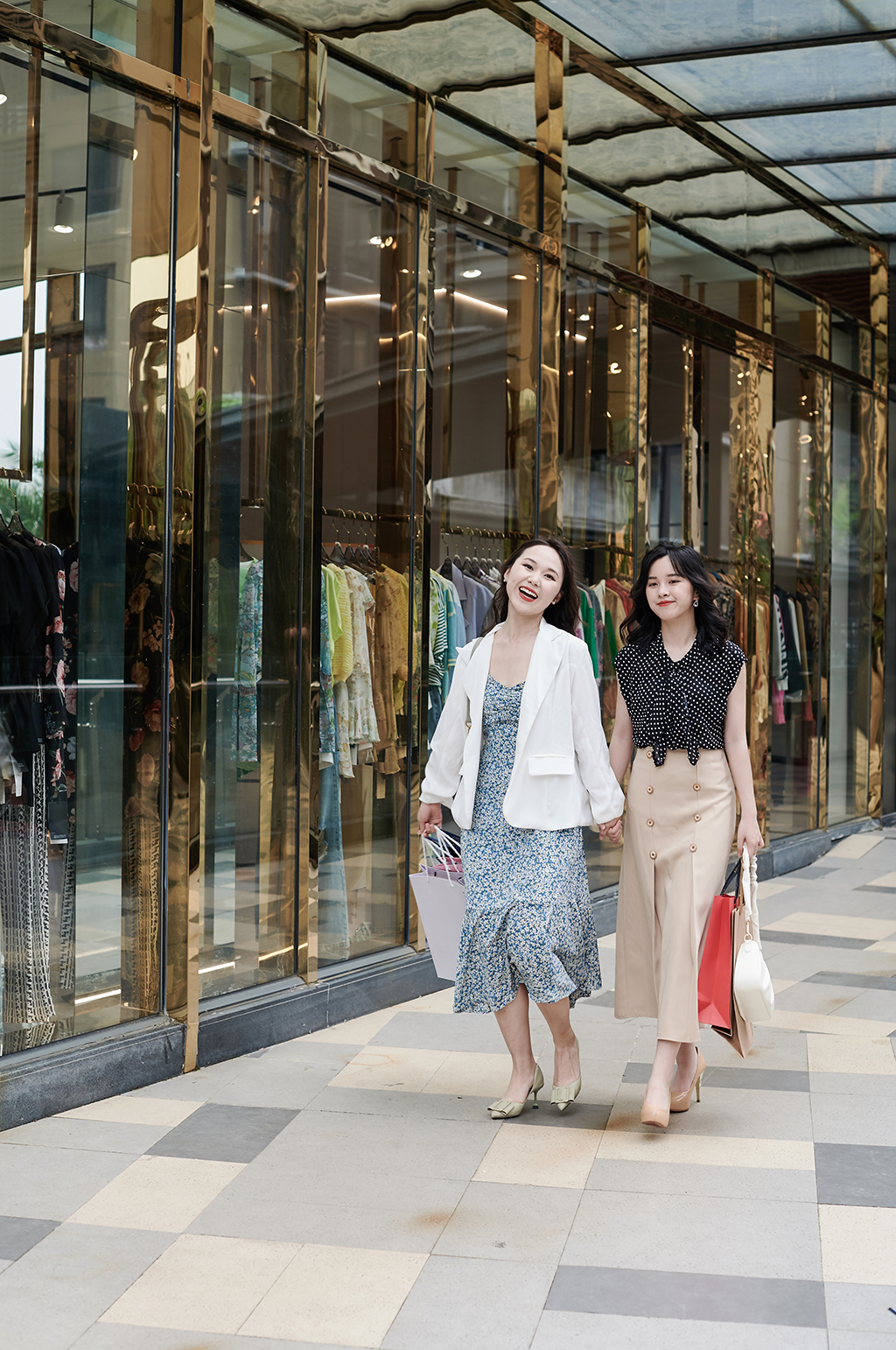 碎花裙美女服装店逛街购物人物摄影图照片素材