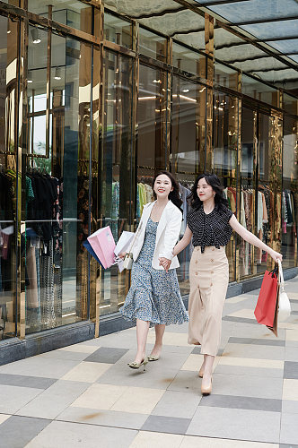 碎花裙美女服装店逛街购物人物摄影图照片