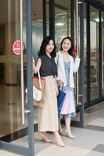 职业女性双人商场逛街活动购物人物摄影图