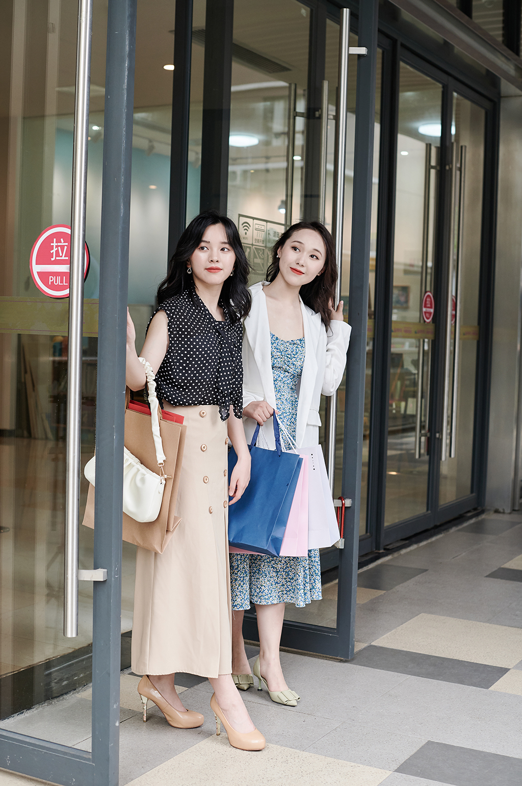 职业女性双人商场逛街活动购物人物摄影图素材