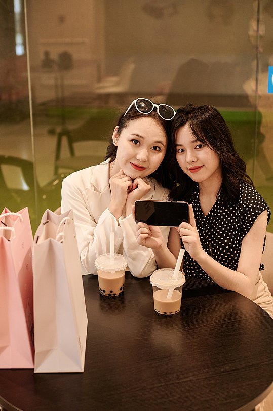 碎花裙女生下午茶逛街购物人物摄影图照片