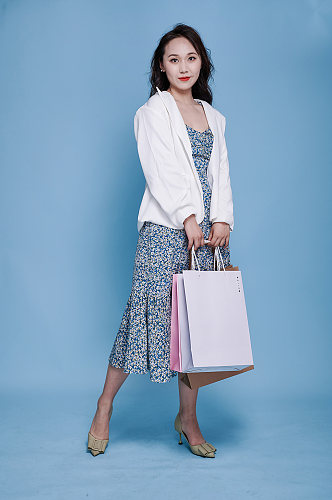 职业女性单人购物袋商场活动购物人物摄影图