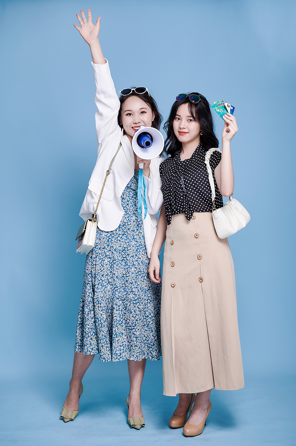 手持喇叭女生商场宣传购物人物摄影图素材