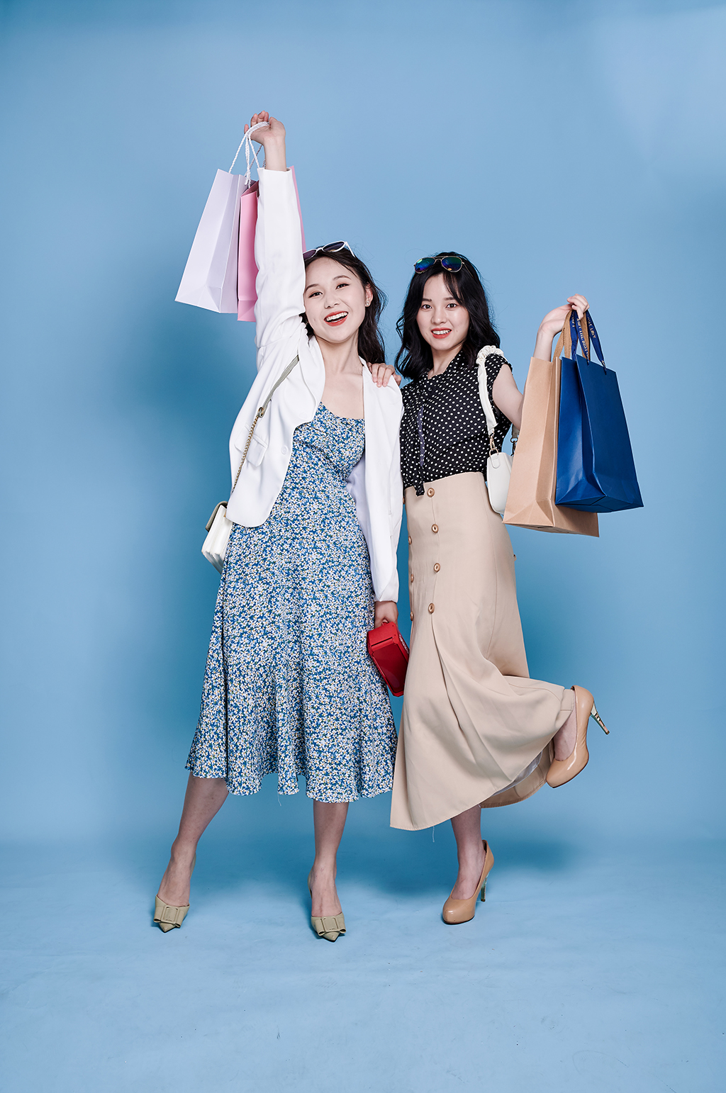 碎花裙美女愉快逛街购物人物摄影图照片素材