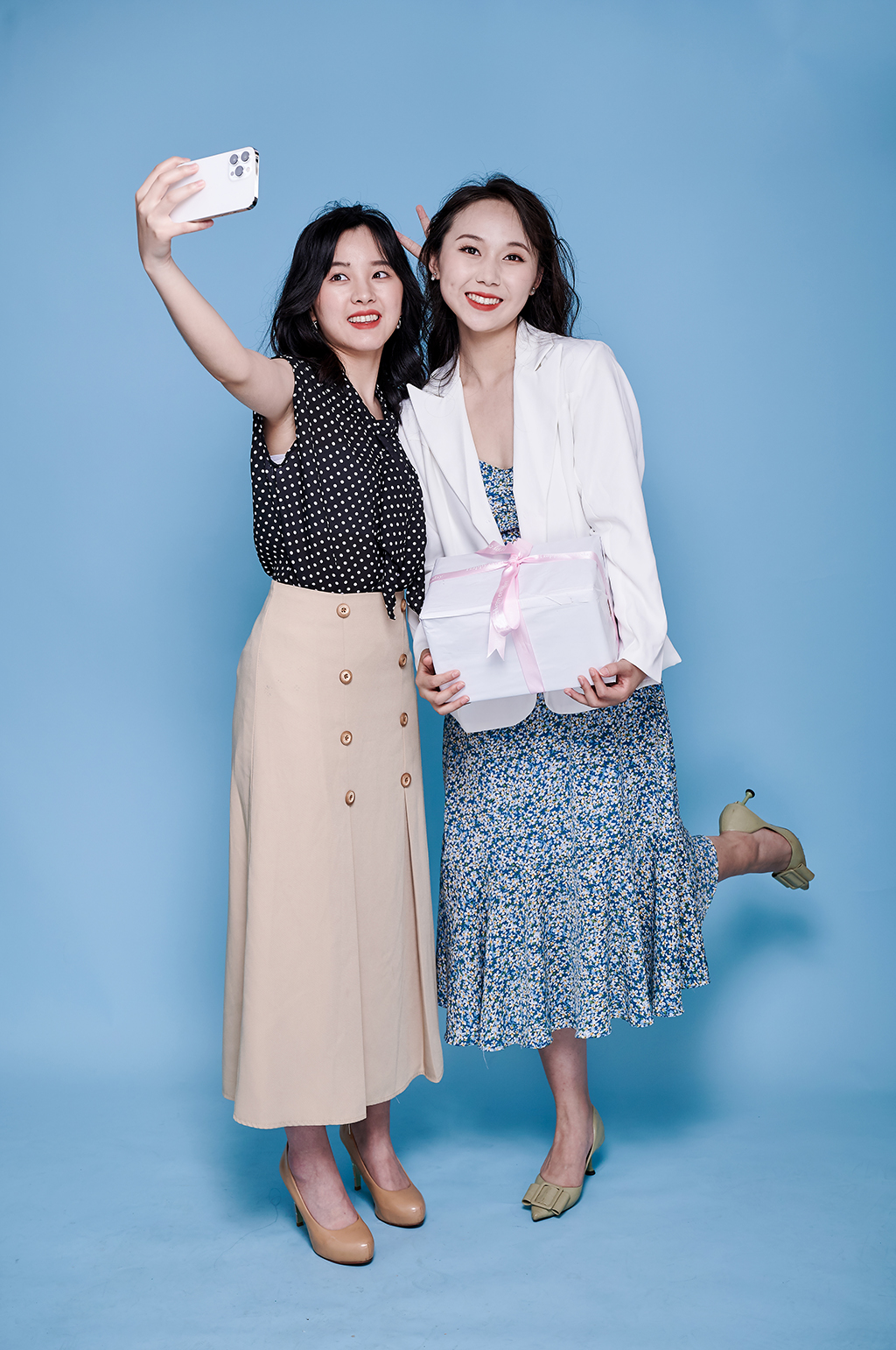 碎花裙女生生日合照购物人物摄影图照片素材