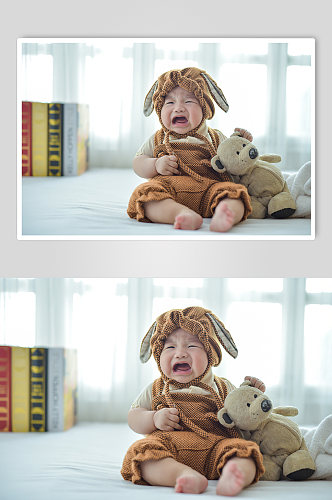 哭泣小兔装婴儿宝宝母婴人物摄影图照片