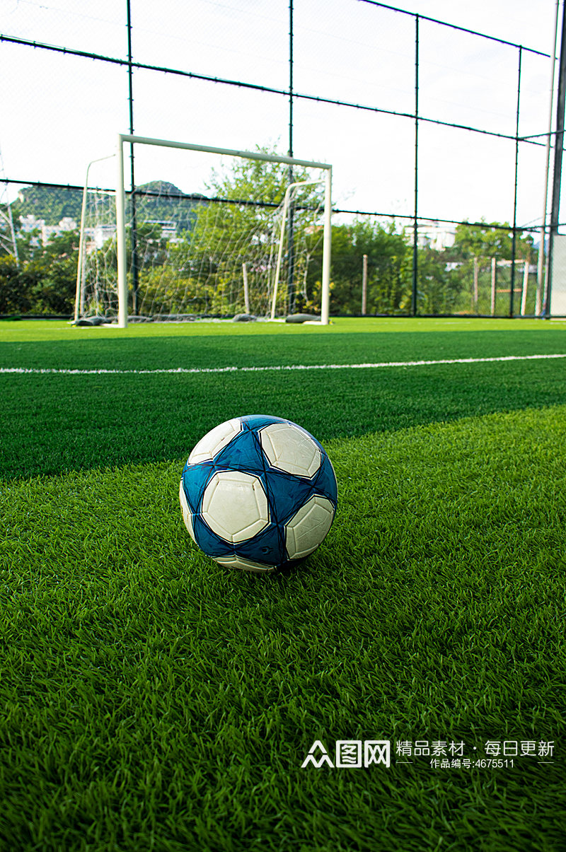 绿色白对角线足球围栏运动场摄影图照片素材