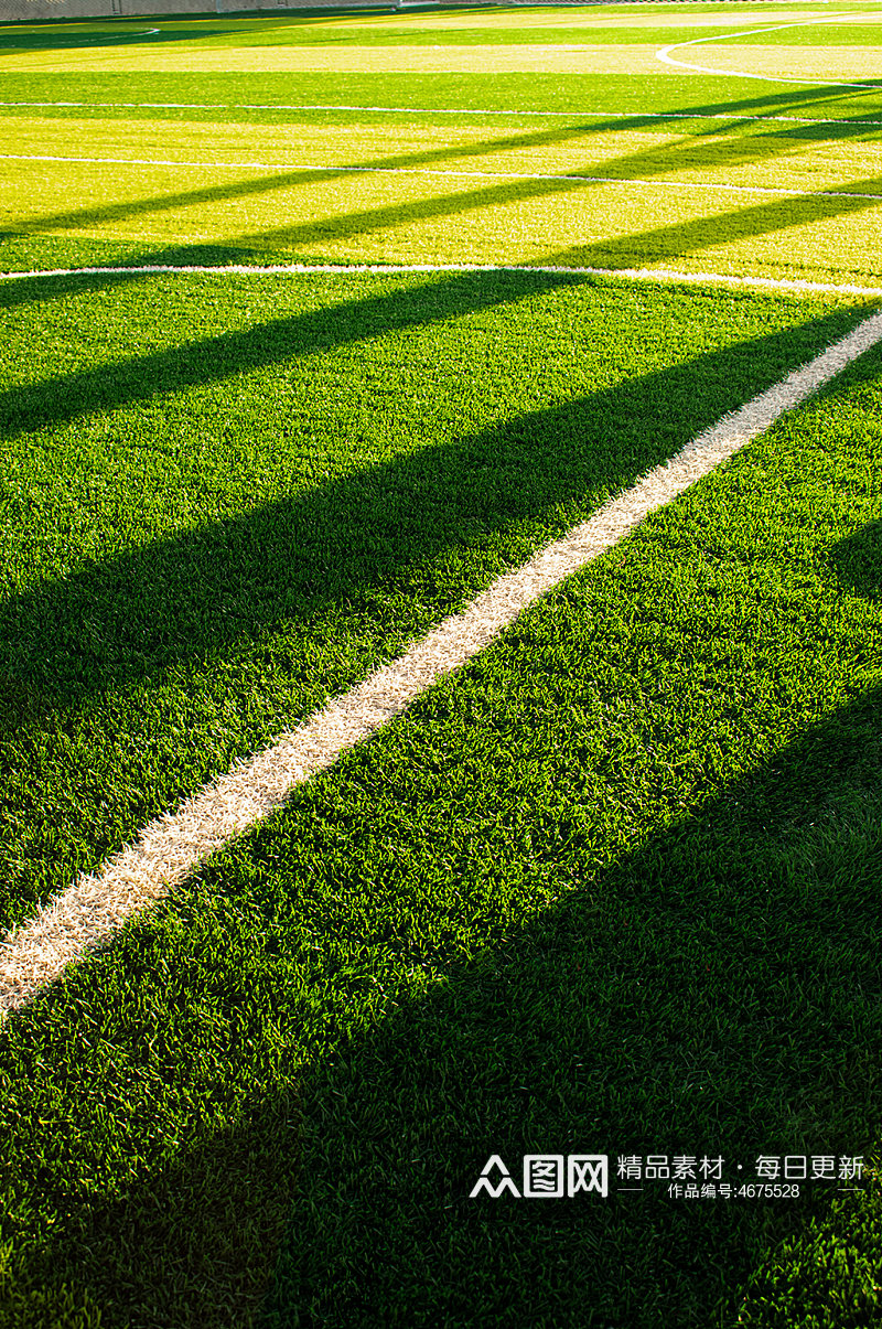 晚霞光绿色草地对角白线足球场摄影图照片素材