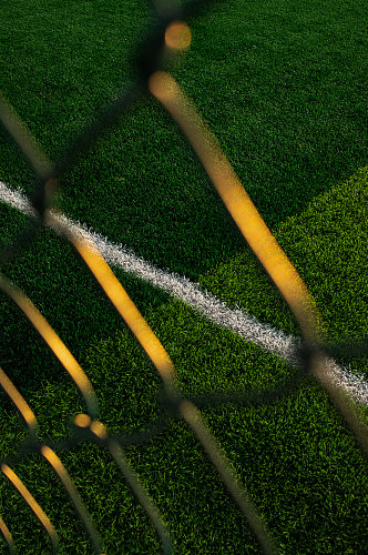 绿色草地足球围栏运动足球场摄影图照片