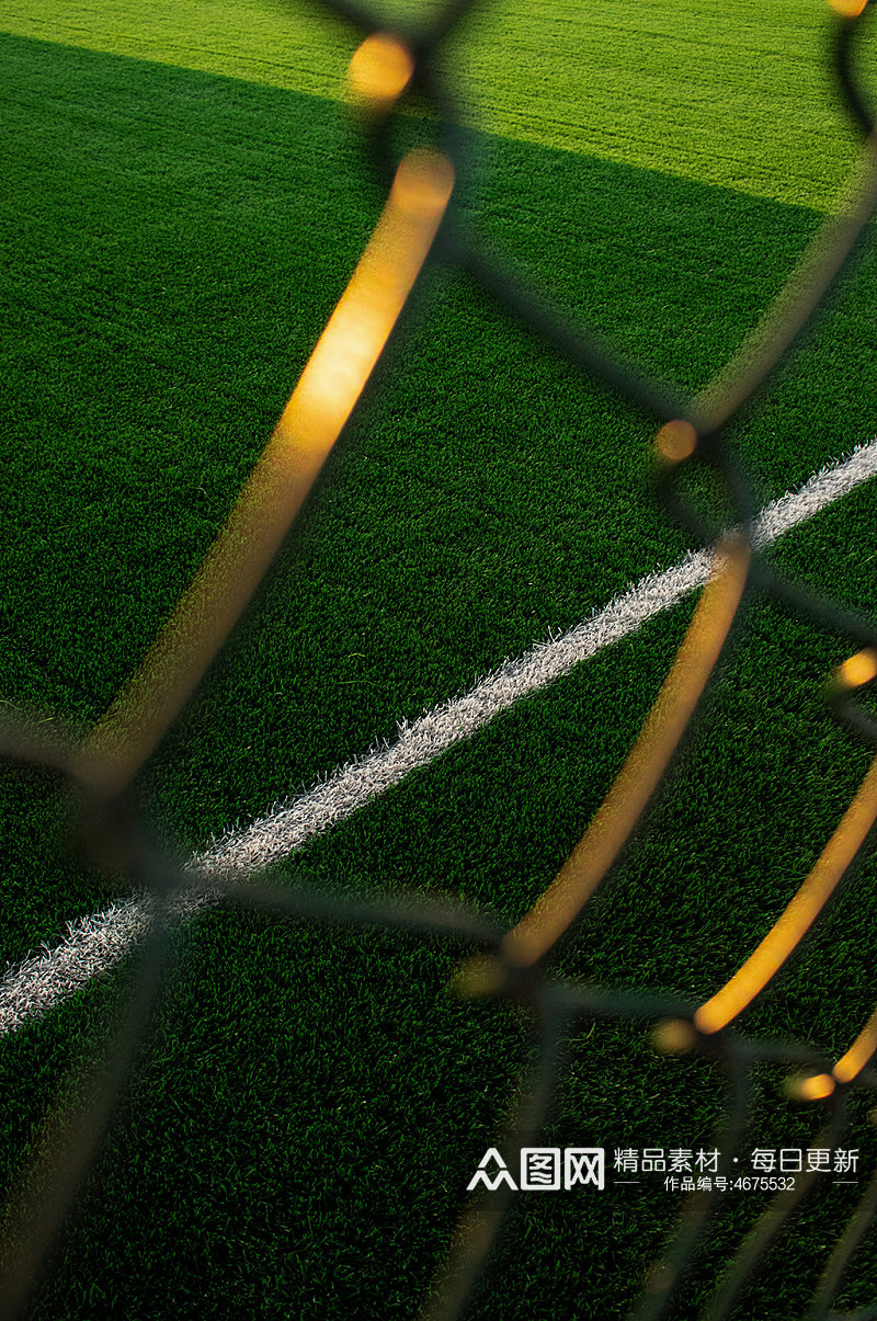 绿色草地足球围栏运动足球场摄影图照片素材