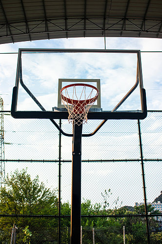 蓝天白云篮球仰视运动场摄影图照片
