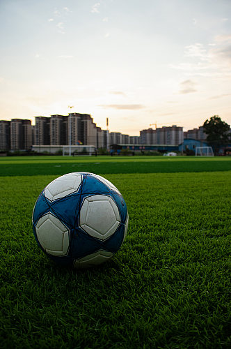 绿色草地足球运动足球场摄影图照片