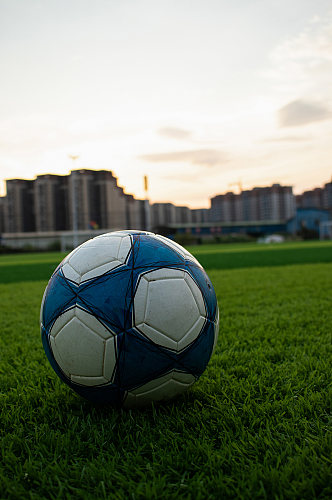 绿色草地足球运动足球场摄影图照片