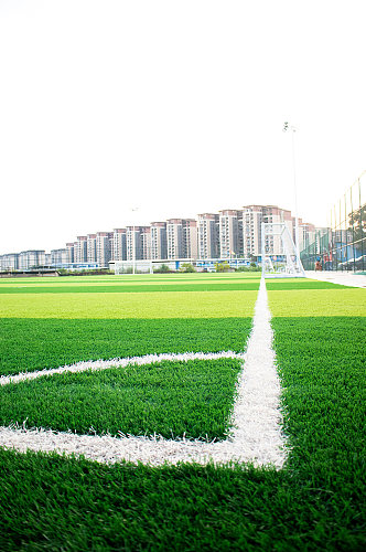 绿色草地对角白线足球场摄影图照片