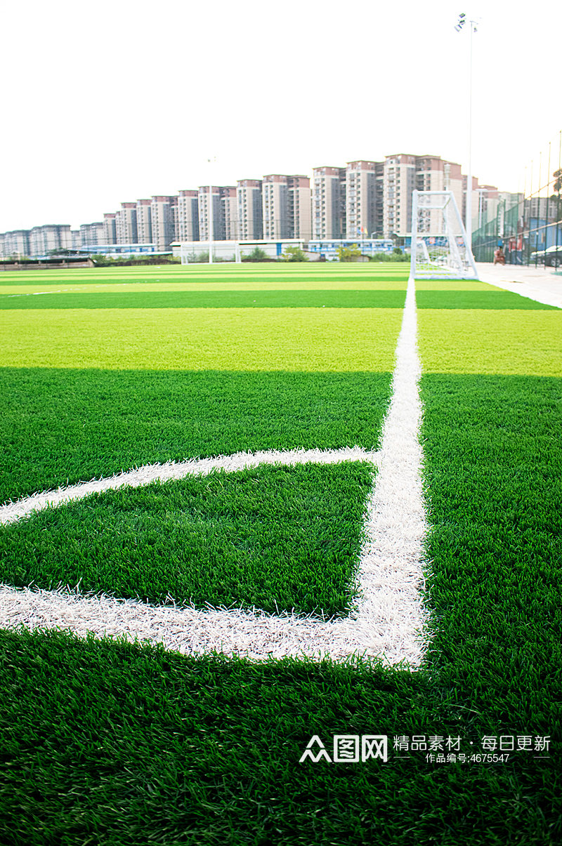 绿色草地草坪对角线草坪足球场摄影图照片素材