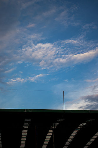 蓝色傍晚云朵球场风景背景图摄影图照片
