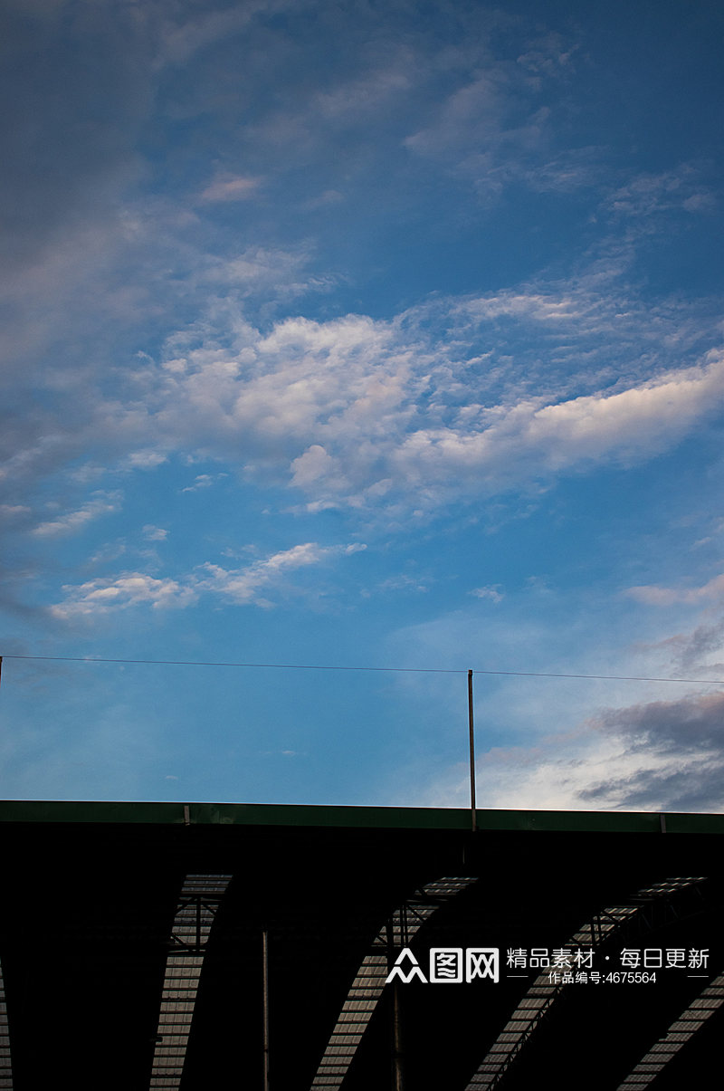 蓝色傍晚云朵球场风景背景图摄影图照片素材
