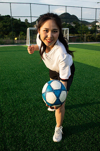 女生单人足球训练运动场人物摄影图照片