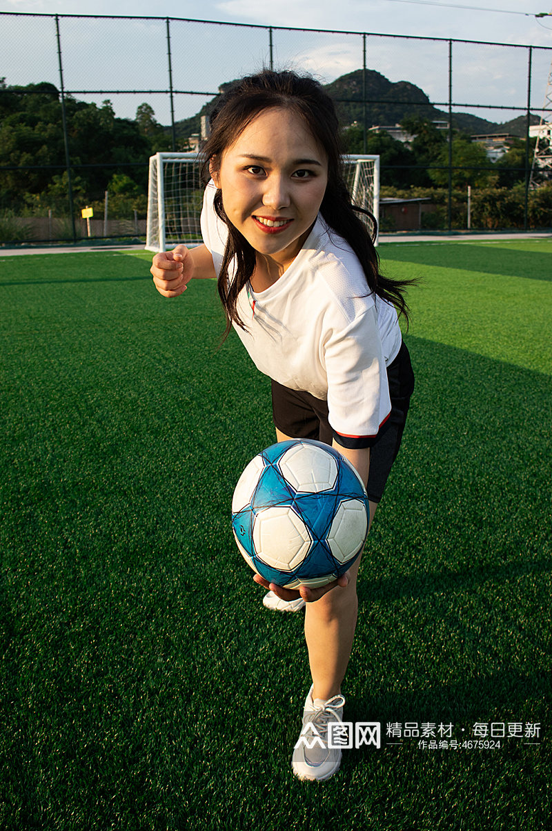 女生单人足球训练运动场人物摄影图照片素材