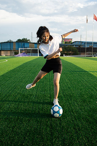女生单人踢足球运动场人物摄影图照片