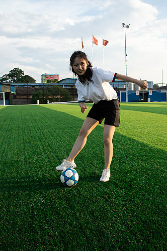 女运动员踢球运动场人物摄影图照片