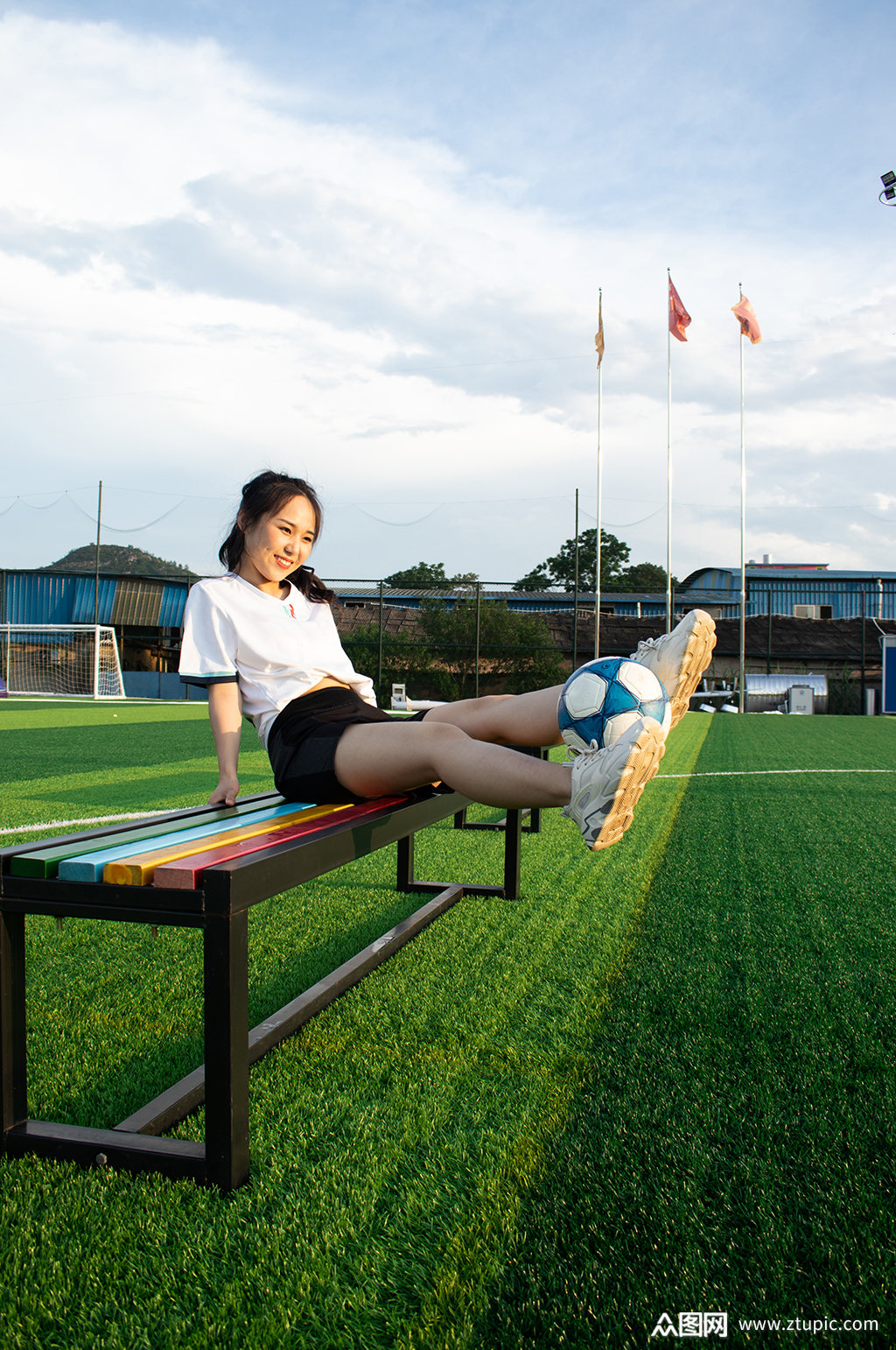 女运动员休息足球运动场人物摄影图照片素材