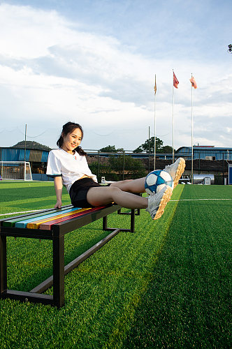 女运动员休息足球运动场人物摄影图照片