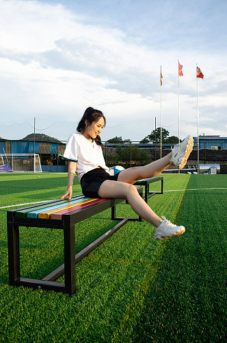 女生单人绿草地足球运动场人物摄影图照片