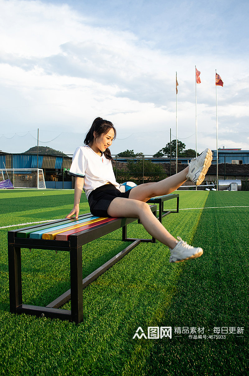 女生单人绿草地足球运动场人物摄影图照片素材